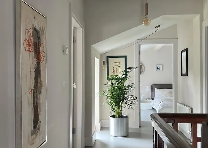 Blue Door Canal House דירה